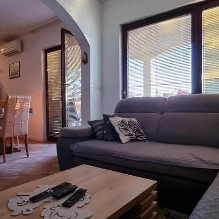 Luka Apartment *